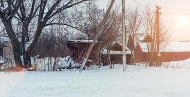 vieille maison désorganisée en hiver photo