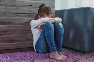 adolescente offensée, violence domestique, battre des enfants, cruauté des parents photo