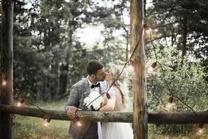 les mariés s'embrassent dans la forêt lors de la cérémonie de mariage. mise au point sélective. grain de film. photo