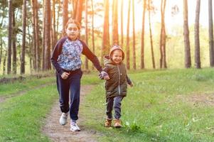 enfants dans la forêt photo