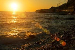 paysage. un coucher de soleil ensoleillé au bord de la mer. photo