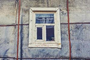 vieille fenêtre de maison de village photo