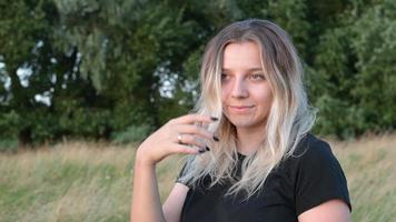 portrait d'une belle fille blonde souriante aux cheveux longs sur fond de nature d'automne au coucher du soleil concept d'émotions photo