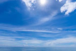 fond d'horizon de ciel bleu avec des nuages sur une journée ensoleillée panorama paysage marin phuket thaïlande photo