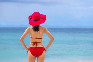 Jeune femme asiatique en bikini avec chapeau debout sur la plage vacances d'été phuket thaïlande photo