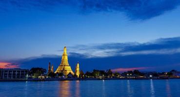 Wat arun temple de l'aube au crépuscule bangkok thaïlande photo