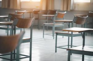 chaises vides dans les classes universitaires photo