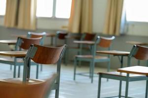 chaises vides dans les classes universitaires photo