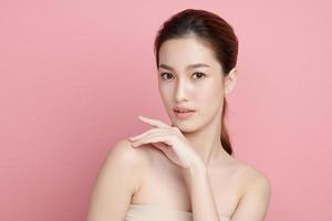 belle jeune femme asiatique à la peau fraîche et propre sur fond rose, soins du visage, soins du visage, cosmétologie, beauté et spa, portrait de femmes asiatiques. photo