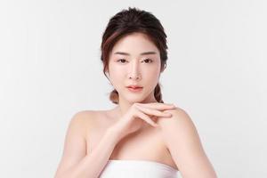 belle jeune femme asiatique avec une peau fraîche et propre sur fond blanc, soins du visage, soins du visage, cosmétologie, beauté et spa, portrait de femmes asiatiques. photo