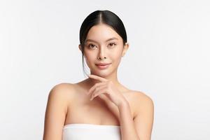 belle jeune femme asiatique avec une peau fraîche et propre sur fond blanc, soins du visage, soins du visage, cosmétologie, beauté et spa, portrait de femmes asiatiques. photo