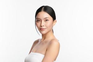 belle jeune femme asiatique avec une peau fraîche et propre sur fond blanc, soins du visage, soins du visage, cosmétologie, beauté et spa, portrait de femmes asiatiques. photo