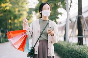 femme asiatique portant un masque en marchant dans la rue photo