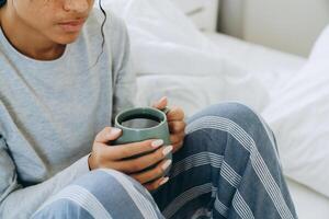 mains féminines avec du café photo