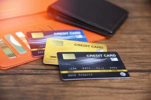 carte de crédit en portefeuille sur la table en bois photo