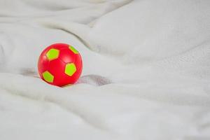 boule rouge sur une couverture blanche photo