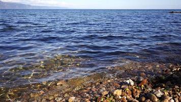 paysage avec la surface de l'eau du lac baïkal photo