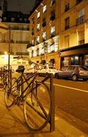 maison à paris sur la nature urbaine ouverte de nuit france photo