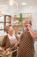 les couples de personnes âgées dans la cuisine pour cuisiner et manger joyeusement dans les cuisines modernes. photo