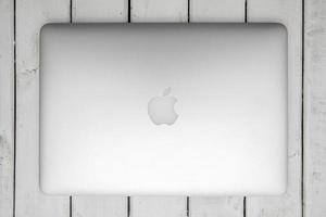 belgrade, serbie, 2017 - ordinateur macbook isolé sur blanc. le macbook est une marque d'ordinateurs portables fabriqués par apple inc. photo