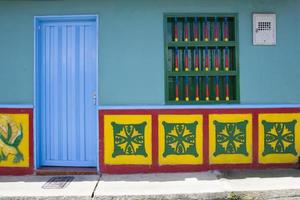 guatape, colombie, 2019 - détail de la façade colorée du bâtiment à guatape, colombie. chaque bâtiment de la ville de guatape a des carreaux de couleur vive le long de la partie inférieure de la façade. photo