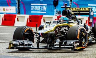 Nice, france, 2019 - daniel ricciardo en voiture de course de formule 1 renault à nice, france. il fait partie du roadshow du grand prix de france de formule 1. photo