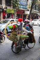 hanoi, vietnam, 2017 - personnes non identifiées dans la rue de hanoi, vietnam. à hanoi, les motos ont dépassé les vélos comme principal moyen de transport. photo