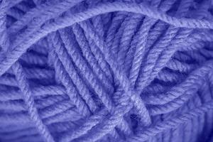 texture de fils de laine doux bleus pour le tricot. couleur tendance de l'année 2022