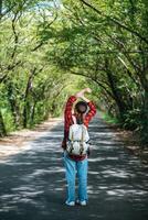 les femmes touristes portent un sac à dos et se tiennent dans la rue. photo