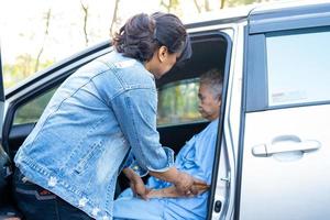 aidez et soutenez la patiente asiatique âgée ou âgée pour se rendre à sa voiture, concept médical solide et sain. photo