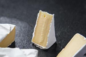 camembert ou brie tête de fromage à pâte molle repas sain