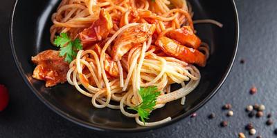 pâtes spaghetti sauce tomate poulet viande ou dinde sain