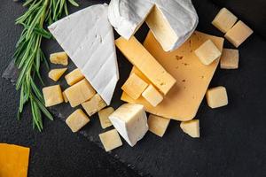 assiette de fromages assortiment de fromages brie, camembert, parmesan, cheddar photo