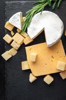assiette de fromages assortiment de fromages brie, camembert, parmesan, cheddar photo