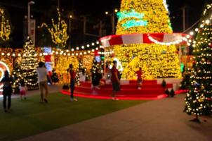 flou festival gens Noël abstrait. décorations de fête du nouvel an et de noël avec des lumières. photo
