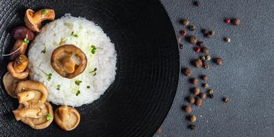 riz champignons risotto repas sain nourriture végétalienne ou végétarienne pas de viande photo