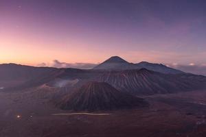 Mont volcan actif avec étoile à l'aube photo