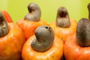 un tas de délicieux fruits de cajou mûrs photo