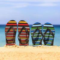 tongs sur la plage de sable photo