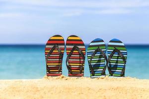 tongs sur la plage de sable photo