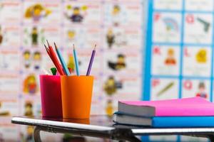 crayons et livre sur table photo