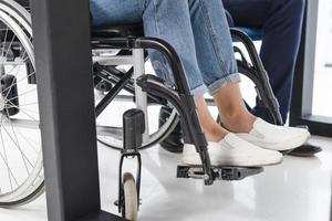 handicapé femme s pieds chaise roulante blanc étage