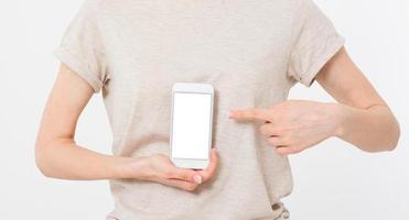 Femme main tenant un téléphone portable isolé sur blanc, femme tenant un téléphone avec écran vide, écran vierge, touchant