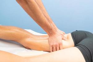 massage à la cuisse d'un physiothérapeute à un athlète photo
