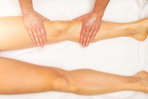 étude d'esthéticienne avec massage relaxant à l'huile photo