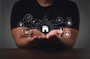 entreprise dans le concept informatique à vendre et représentant de l'entrepreneur d'annonces immobilières pour le logement, l'investissement, le loyer, les projets immobiliers à domicile graphiques sur une interface à écran numérique photo