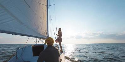 un homme et une femme voyagent sur un voilier. photo