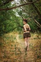 fille aux cornes tressées dans une robe en écorce sur une forêt photo