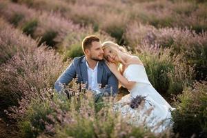 les mariés dans le champ de lavande photo