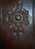 vieille porte en bois. porte d'armoire rouge foncé photo